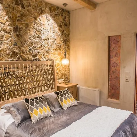 «σκλάβας χνάρι» παραδοσιακός ξενώνας * Magouliana